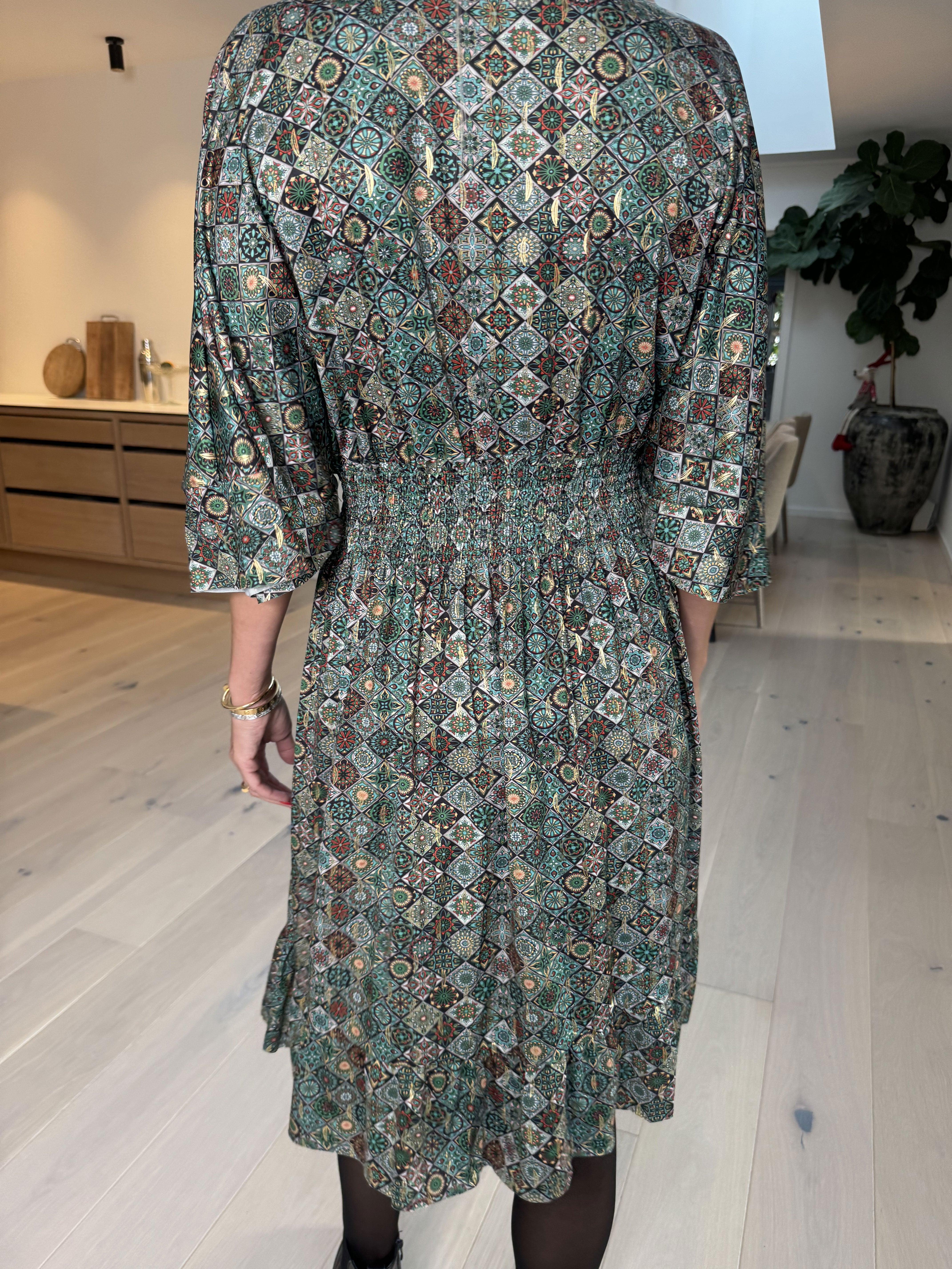 Pamela Mosaic Short - Elastisk kjole med flæser og smock